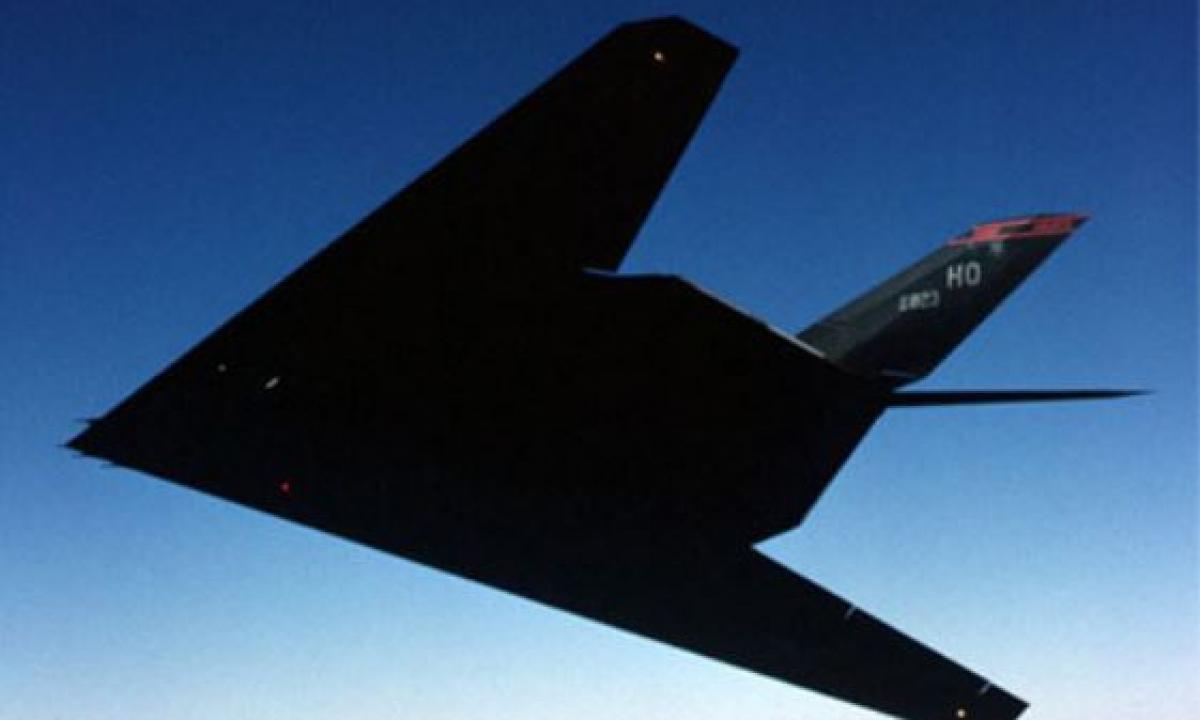 Sensacija Rusijos danguje: nufilmuotas paslaptingas dronas – jo forma kaip JAV „Nighthawk“ (Video)